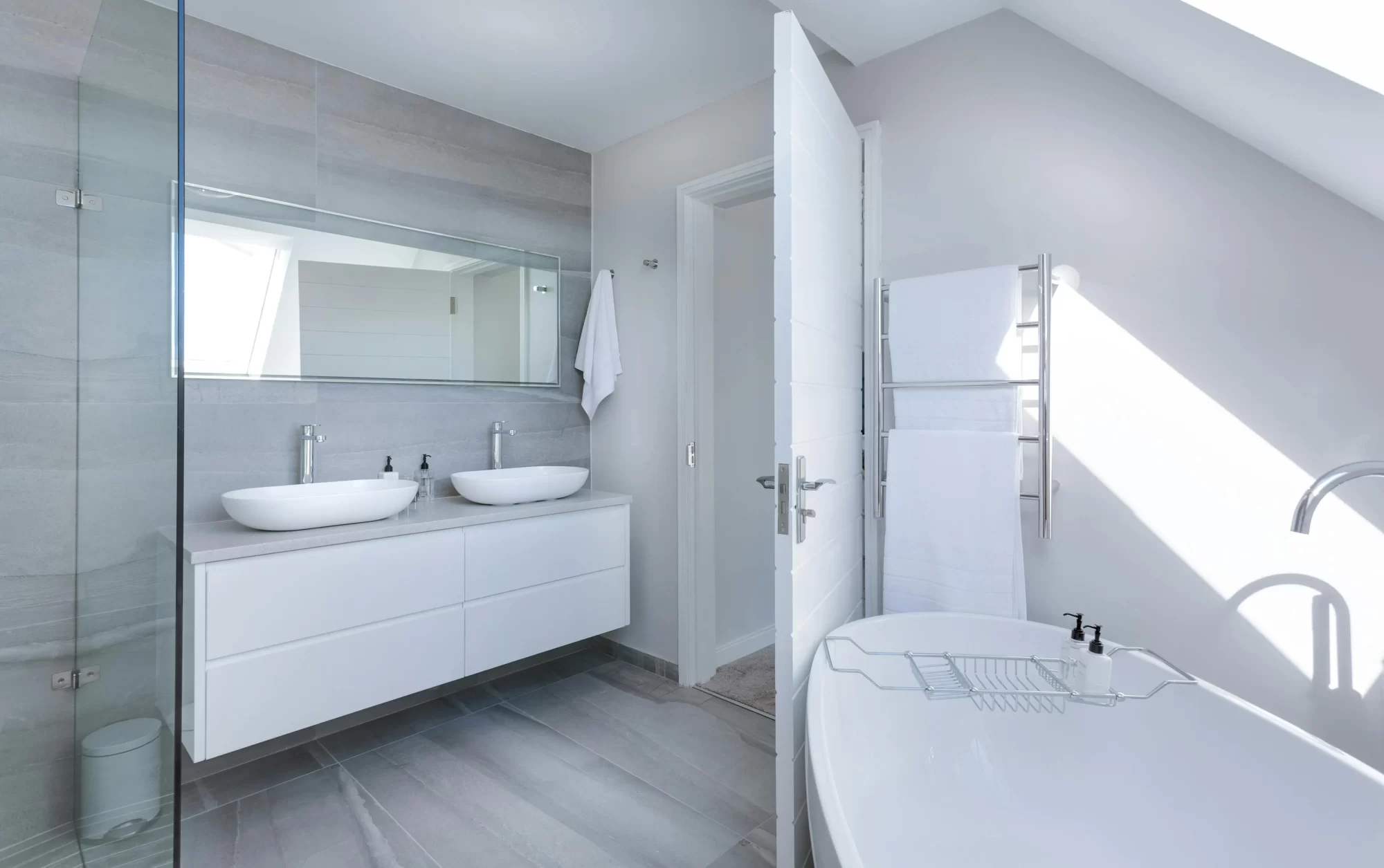 tủ lavabo âm bàn và trên bàn cách phân biệt